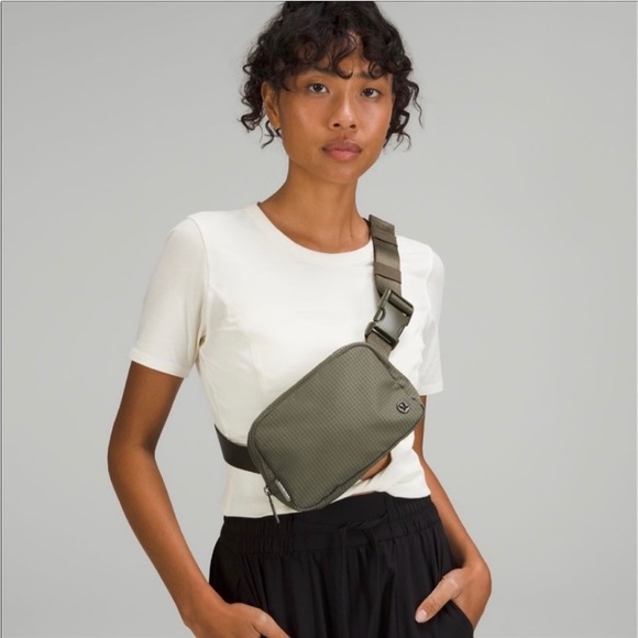 Lululemon large everywhere belt bag is carob brown/ black grid NWT
